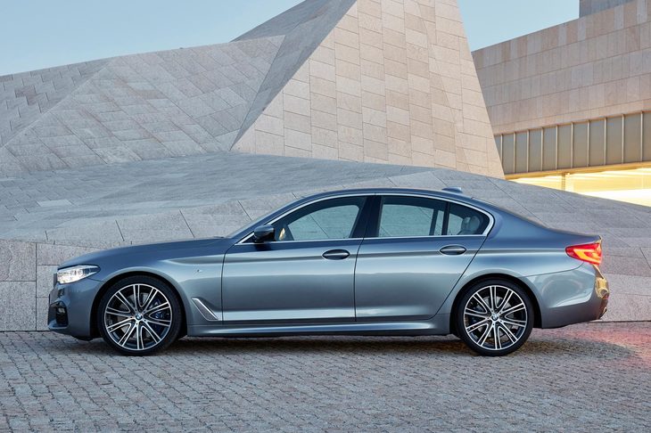「BMW 5シリーズ」のサイドビュー。前輪をキャビンから遠ざけたタイヤのレイアウトや、分かりやすいまでのロングノーズ・ショートデッキのフォルムなど、FRの駆動レイアウトを存分に生かしたデザインとなっている。