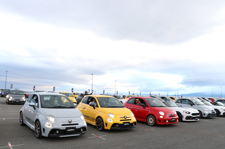 イベントのフィナーレには、参加車が一斉にエンジンを始動。アバルトサウンドが会場にとどろいた。新たな取り組みを交えつつ、無事開催にこぎ着けたアバルトデイズ。今年は自動車イベントが激減しているだけに、参加者たちも大いに楽しんだようだ。それでも来年のアバルドデイズは、参加者同士が気軽に交流を楽しめる環境に戻っていてほしいと願わずにはいられなかった。
