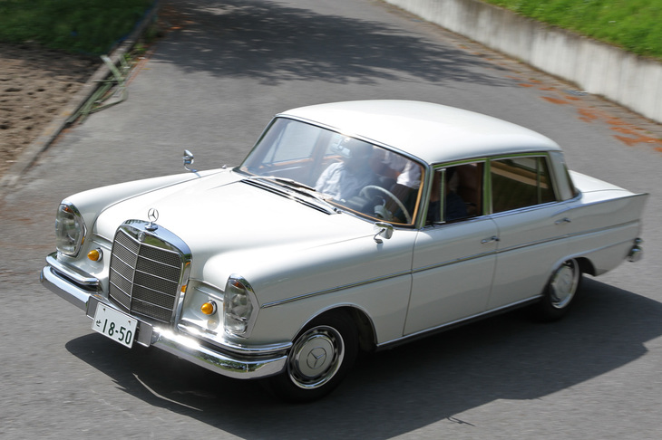 1965年「メルセデス・ベンツ300SEL」。海外でFintail、日本では羽根ベンと俗称されるテールフィン付きの世代の、3リッター直6 SOHCエンジンを積み、エアサスペンションを備えた最高級モデル（W112）。