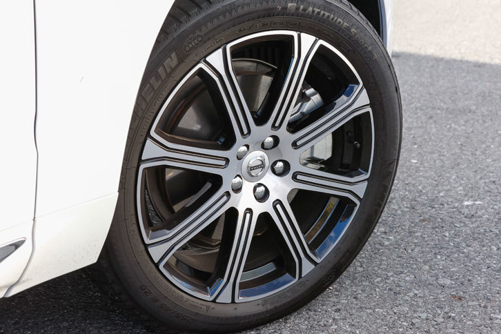 「T8」のタイヤサイズは255/45R20。ミシュランの「ラティチュード・スポーツ3」を履いていた。