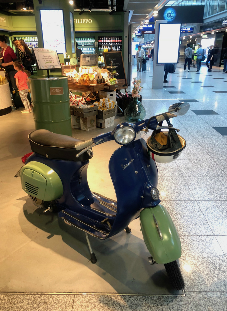 ビンテージベスパは今日でも多くの店で人気者だ。これはドイツ・デュッセルドルフ空港のターミナルビル内のイタリアンバールで。