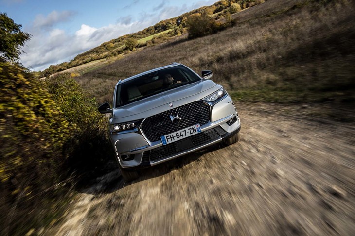 4WDの駆動方式を採用する「DS 7クロスバックE-TENSE 4×4」。後輪は最大トルク166N・mのリアモーターで駆動する。