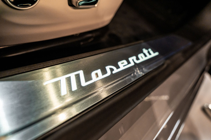 マセラティ・グランカブリオ トロフェオ（ドアエントリーモール）