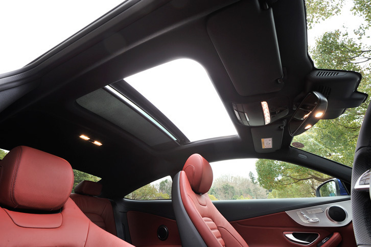 パノラミックスライディングルーフは、本革シート、エアバランスパッケージとのセットオプション「レザーエクスクルーシブパッケージ」として設定される。