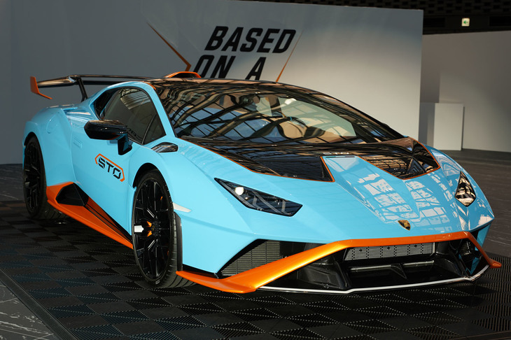 レーシングカー譲りのエアロパーツを装備する「ウラカンSTO」。