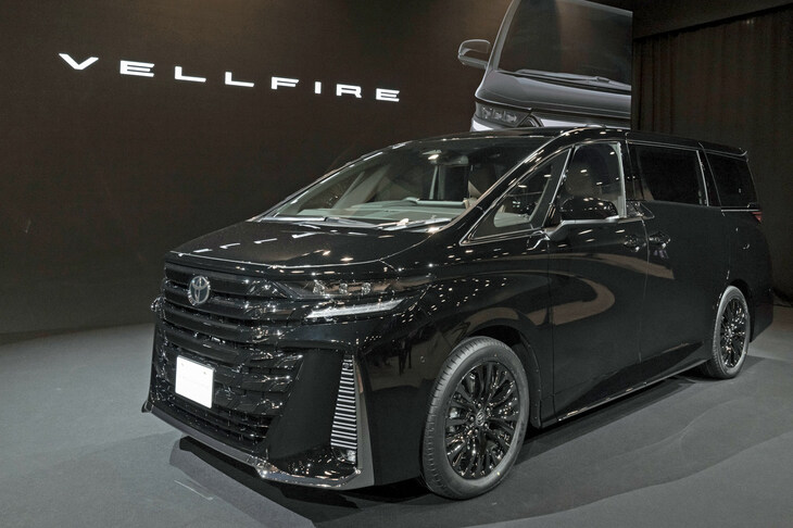 主にオーナーカー需要を想定した「ヴェルファイア」。デザインに見る「アルファード」との違いは先代のほうが大きかった印象で、新型では“走り”や仕様、専用グレードの設定など、総合的な施策でキャラクターの差異化が図られている。