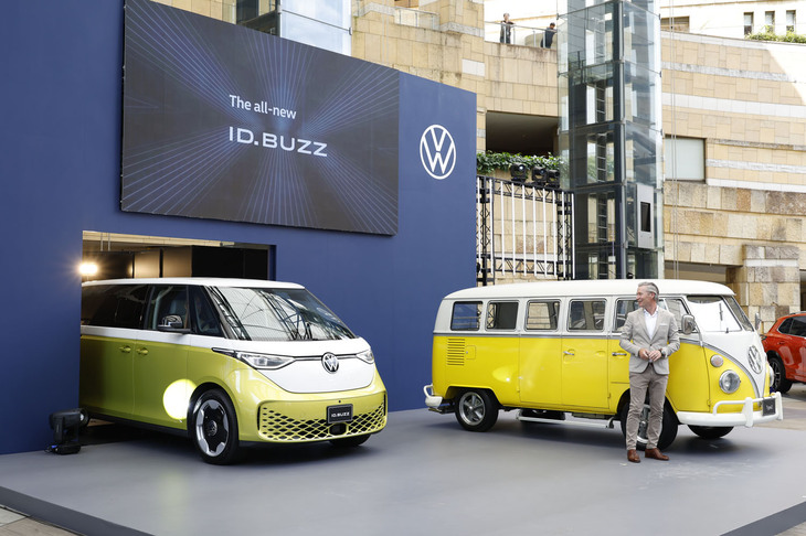 「ID.Buzz」を紹介するフォルクスワーゲン ジャパンのフォルクスワーゲンブランドディレクター、イモー・ブッシュマン氏。