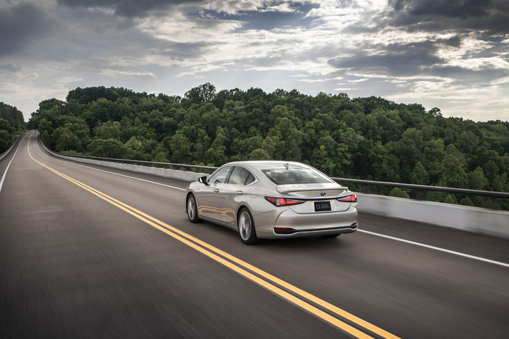 ダブルウイッシュボーン式リアサスペンションを採用し、操縦安定性の確保を狙った。