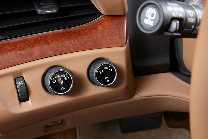 米国には2WDの設定もあるが、日本仕様の駆動方式は4WDのみ。ダイヤル式のセレクターで、2WD、4WD、AUTOの3種類の走行モードを選択できる。