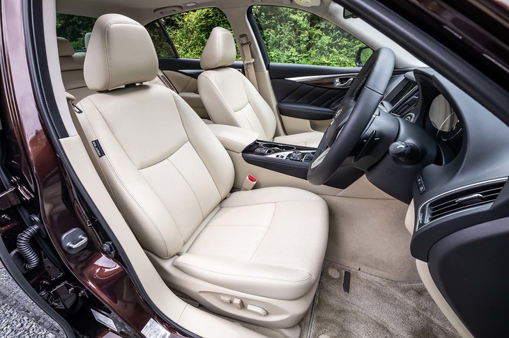 試乗したハイブリッドモデルの「GT Type SP」グレードには、電動調整機能付き本革シートが前席に標準装備される。表皮のカラーは、ベージュ（写真）またはブラックから選べる。