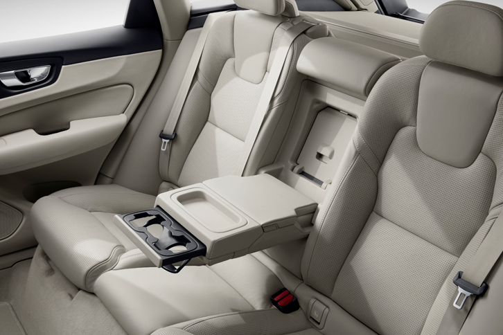 後席の様子。中央席の背もたれ部分は、左右席のアームレストやスキーホールを兼ねる。