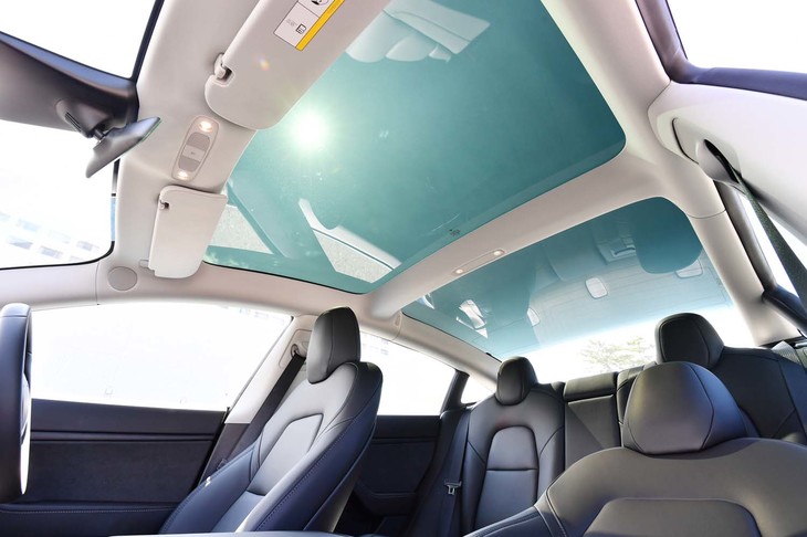 広々としたガラスルーフは「モデル3」の特徴のひとつ。特に、頭上からさらに後方までひとつながりになった後半部分が目を引く。