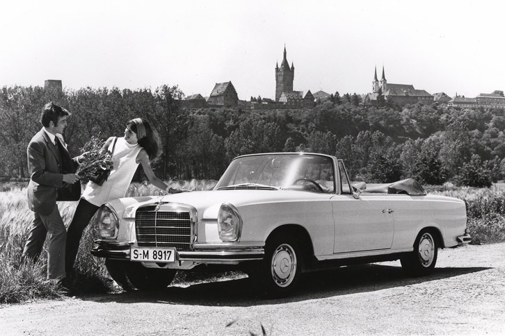 「メルセデス・ベンツ280SEカブリオレ」
	1959年に登場し、そのデザインから「フィンテール」という愛称で親しまれた「W111」のオープントップモデル。今日の「Sクラス カブリオレ」にあたるモデルで、2.8リッター直6エンジン搭載車に加え、3.5リッターV8エンジンを搭載した「280SE 3.5カブリオレ」も存在した。