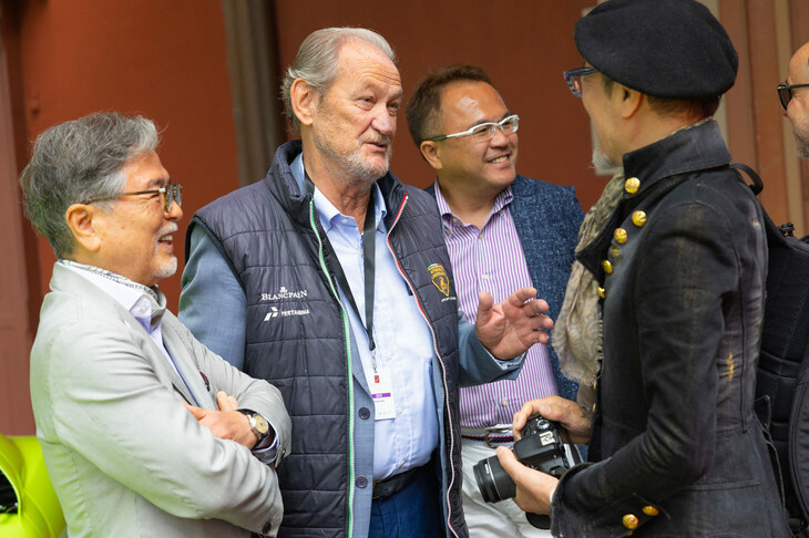 「ランボルギーニ・ミウラ」を窮地から救ってくれたのは、ヴァレンティノ・バルボーニさん（写真中央）。1973年からランボルギーニのテストドライバーを務めてきた伝説的な人物で、過去には氏の名を冠した限定モデルも発売された。ちなみに写真右手前の黒服の人物は、カロッツェリアザガートのチーフデザイナーである原田則彦氏だ。