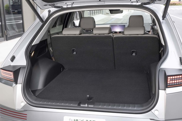 荷室の容量は527リッター。ボンネットの下にも容量57リッターのコンパクトな収納スペースがある。