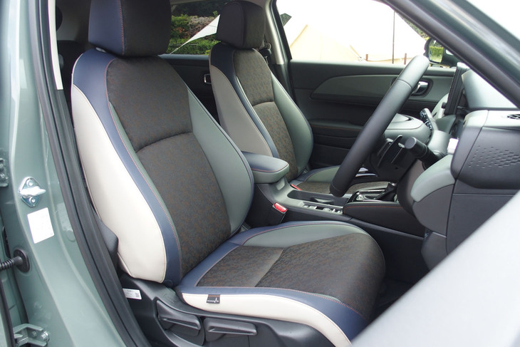 ホンダ・ヴェゼルe：HEV X HuNTパッケージ（フロントシート）