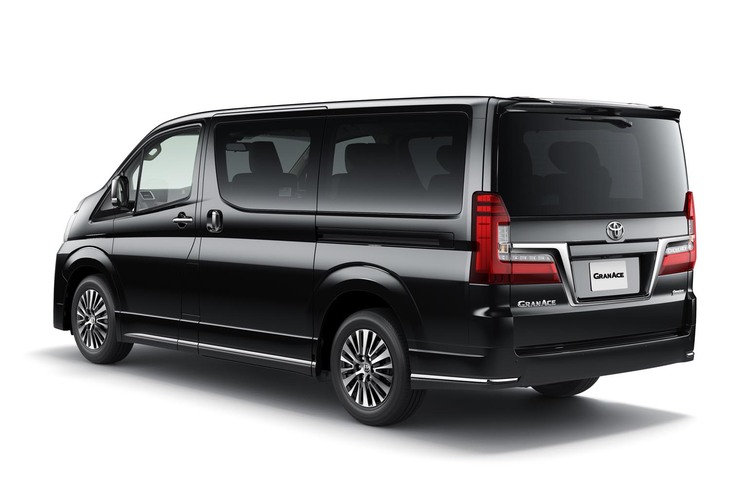 全長は5300mm。最小回転半径は5.6mと公表される。