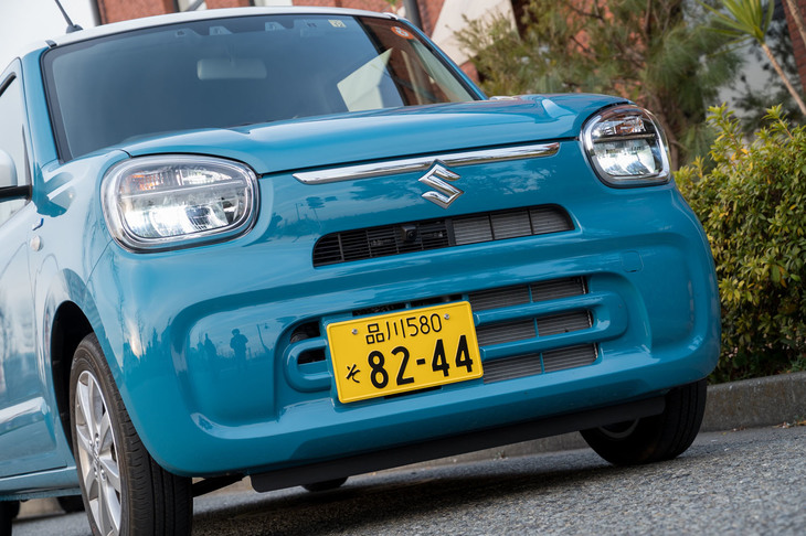 先代モデルの面影を感じさせるツリ目のヘッドランプ。LED式のヘッドランプは「ハイブリッドX」に標準で、「ハイブリッドS」「L」にはオプションで用意される。