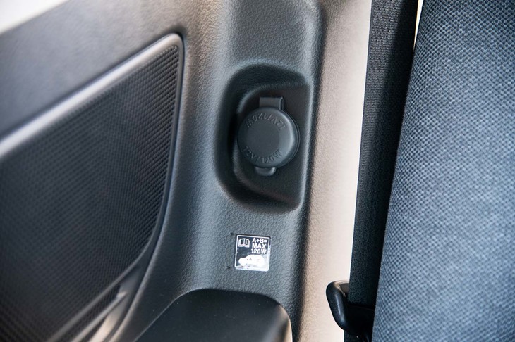 後席のシートバック横にレイアウトされた12Vソケット。先代モデルでは荷室に備わっていたものを移設し、座ったままで利用しやすくなった。