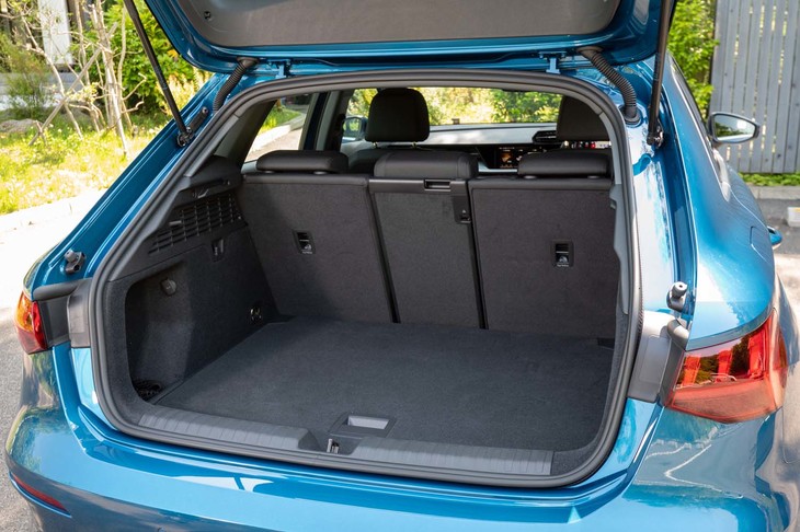 「スポーツバック」の荷室容量は380～1200リッター。リアシートの背もたれは3分割で前方に倒すことができる。