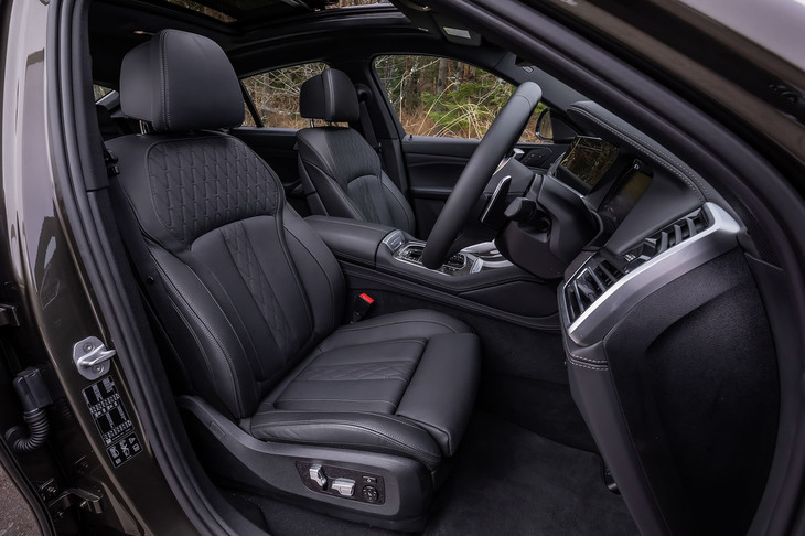 試乗車には、前席のベンチレーションやマッサージ機能のほか、アームレストやステアリングホイールのヒーターをセットにした「コンフォートパッケージ」がオプション装着されていた。