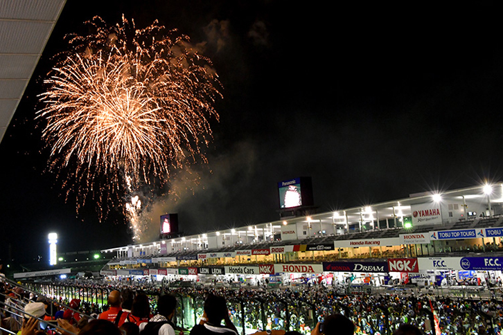 レース後は、鈴鹿1000km名物の花火が夏の夜空を彩った。