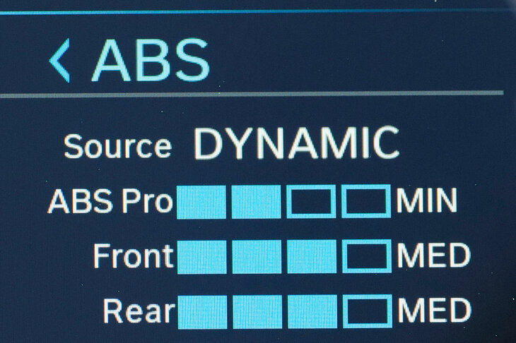 「ABSプロ」とは、コーナリング中にブレーキをかけても挙動が不安定にならないようアシストする電子デバイスだ。今回の改良では、制御モードにトレッドのないスリックタイヤの装着を想定した「スリック」が追加された。
