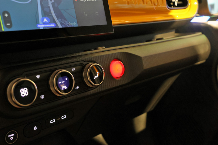 ダチア用のものを流用した空調ダイヤルと、大きなハザードボタン。物理スイッチを選択したのは好感が持てる。