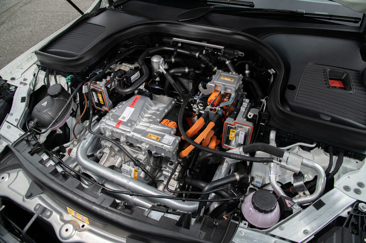 エンジンルーム（？）内はご覧の通り。エンジンとは大きさも形も異なる電動パワートレインを搭載するためか、あるいは衝突安全性を高めるためか、モノコックとは別に、パイプでフレームが組まれている。