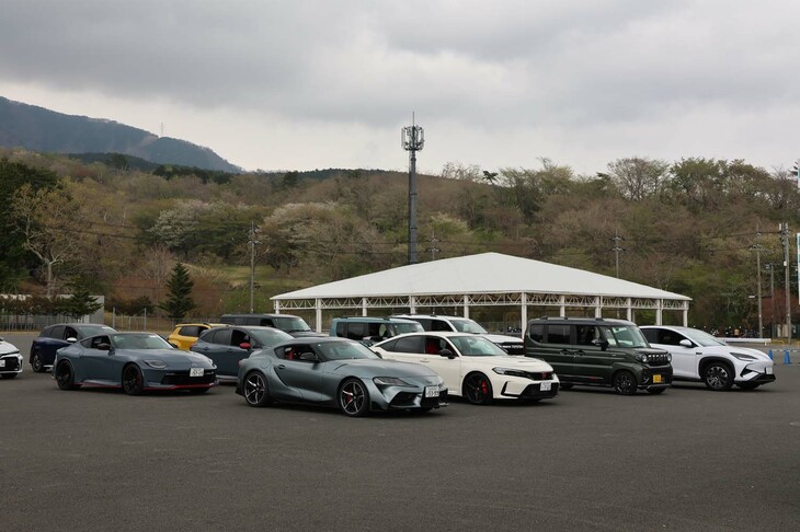 新型車の乗り比べができるぜいたくなコンテンツが「乗り比べ試乗会」。今年は、「『SUPER GT』でもしのぎを削る本格スポーツカー」と題した「トヨタGRスープラ」VS.「日産フェアレディZ」の比較試乗、「これからの時代の主役たち。電気自動車のSUV」と題した「ジープ・アベンジャー」VS.「BYDシーライオン7」の比較試乗など、6つの乗り比べメニューを用意。