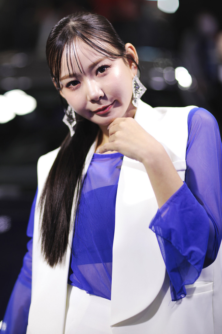 BMWブースの小湊美月さん