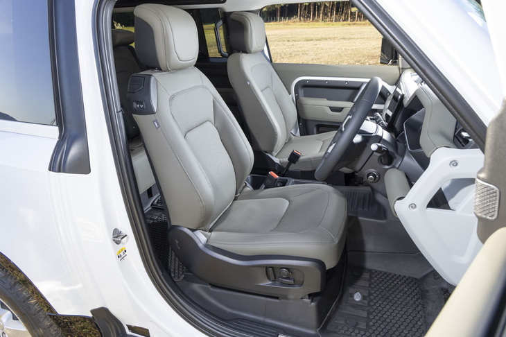 シート表皮はウィンザーレザー（試乗車はこちら）とサステイナブル素材のレジストを価格差なしで選べる。