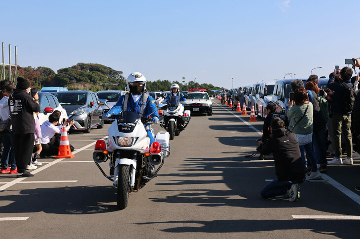開会式におけるビッグイベントといえば、神奈川県警大磯警察署協力によるパレードラン。白バイの先導に続くのは、なんとこちらも“里帰りメンバー”であるR33型「スカイラインGT-R 40thアニバーサリー」だ。パレードの車列には、スペシャルゲストが乗る新型「リーフAUTECH」も仲間入りした。
