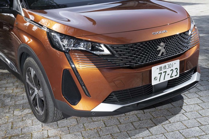 グリルにはフレームレスデザインを採用。グラデーション処理によってヘッドランプとの境目があいまいになっている。