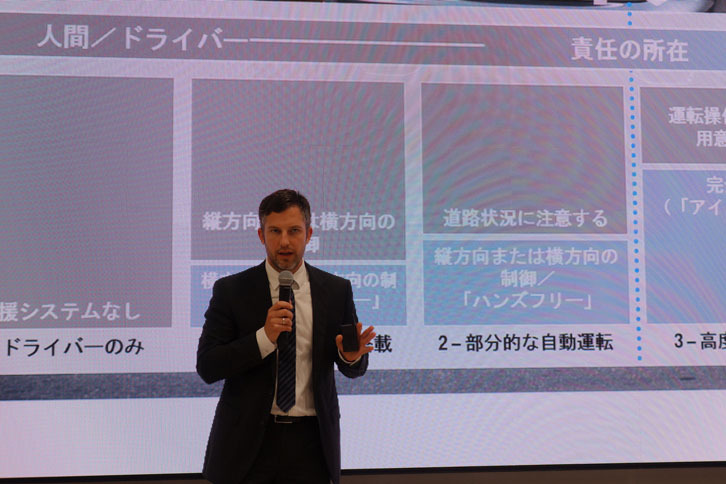 質疑に答えるBMW本社のボレス氏。ドイツ連邦議会が2030年に内燃機関の販売を停止する決議をしたことについて意見を求められ、「充電インフラの整備がなされていなければ、絵に描いた餅になってしまうだろう」と語った。