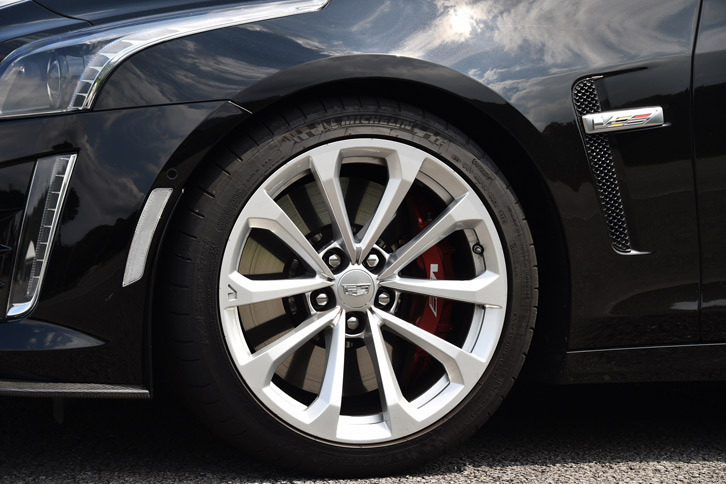 タイヤサイズは、日本仕様の「CTS」が前後ともに245/40R18なのに対し、「CTS-V」では前が265/35ZR19、後ろが295/30ZR19となる。
