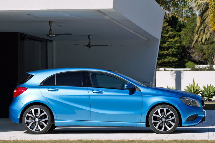 先代「Aクラス」のサイドビュー。ドアハンドルの位置とは無関係に下降線を描く上部のラインと、車体中央部で唐突に向きを変える下部のラインとが、リアドアでぶつかっている。