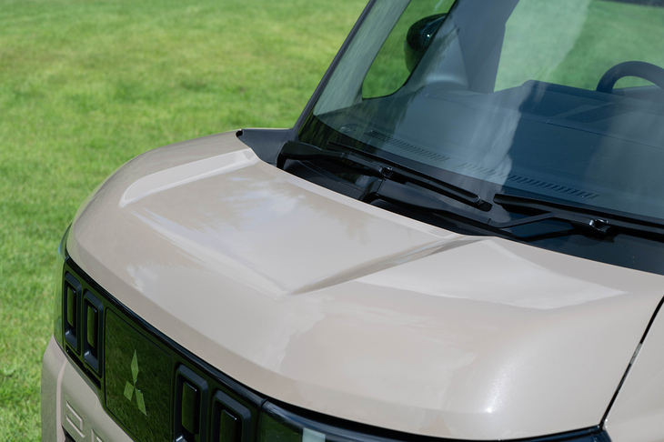 ボンネットは左右がふくらんだ立体的な造形に変わっている。