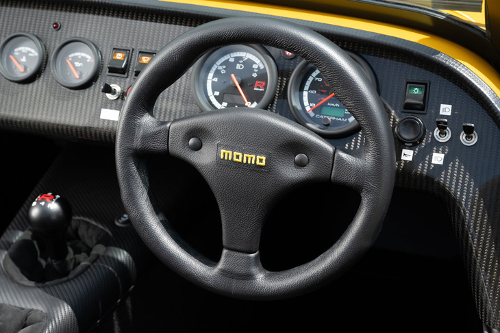 ステアリングホイールはご覧のとおりの小径で、アシスト機構も備わらないので操作はいささか重めとなる。オプションでスエードタイプのステアリングも用意される。