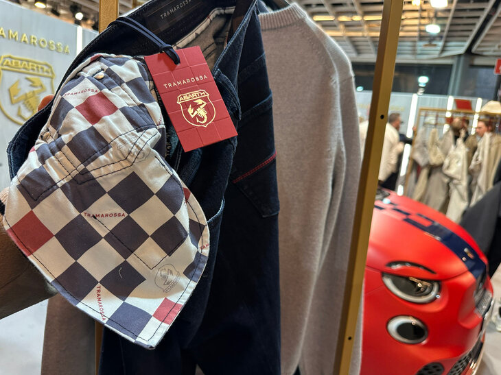 隠れた部分のおしゃれも徹底。パッチ同様、袋布（スレーキ）にもチェッカードフラッグが反復されている。