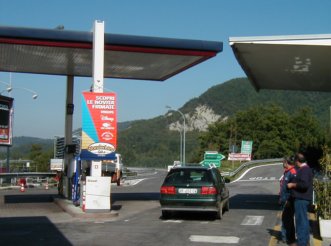 ガソリンスタンドを突っ切って出口に向かわなければならない構造の、旧道のサービスエリア。