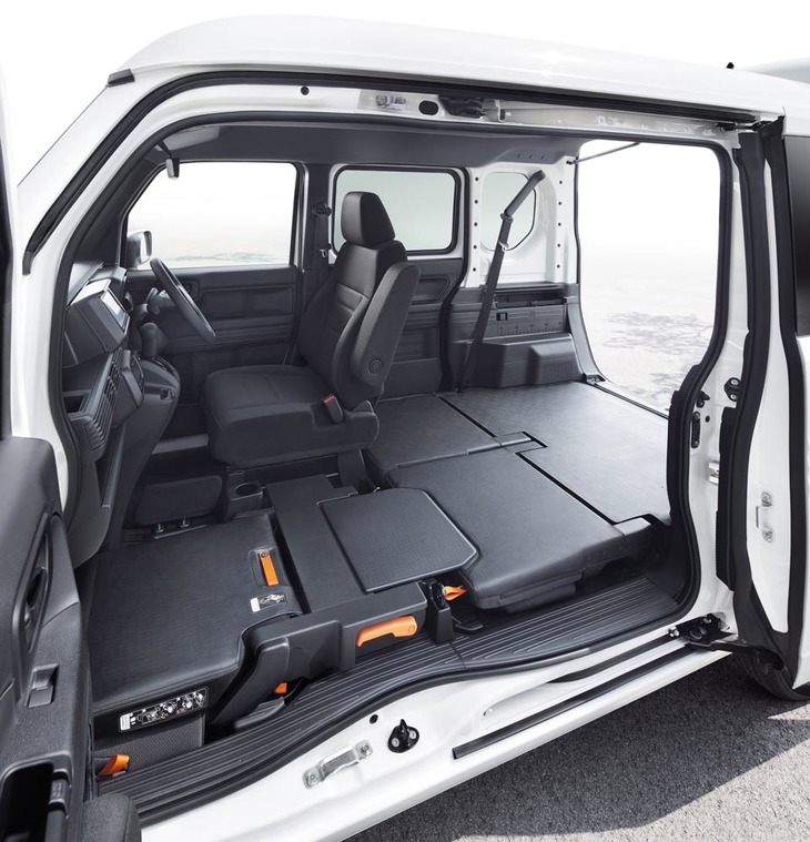 助手席側の大開口は、「N-VAN」のセリングポイントのひとつ。写真のグレードは「L」。