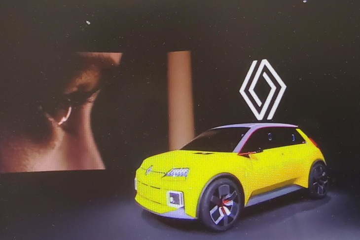 発表会では、往年の「ルノー5」をモチーフとした次世代型EVのイメージも示された。ルノーでは今後、2種類のEVプラットフォームを開発し、内燃機関搭載車と同等の価格帯で販売することを計画しているという。