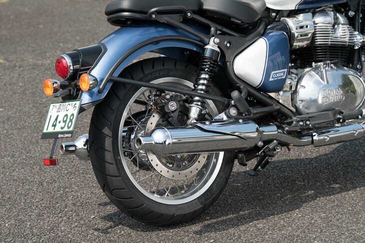 リアまわりではLED式のコンパクトなテールランプと、クロームメッキで仕上げられたピーシュータースタイルの2本出しマフラーが目を引いた。