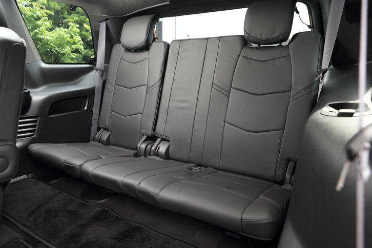 「プラチナム」のシート表皮はすべて本革。1列目、2列目にはセミアニリン仕上げのナッパレザーが、3列目にはムーランレザーが採用されている。