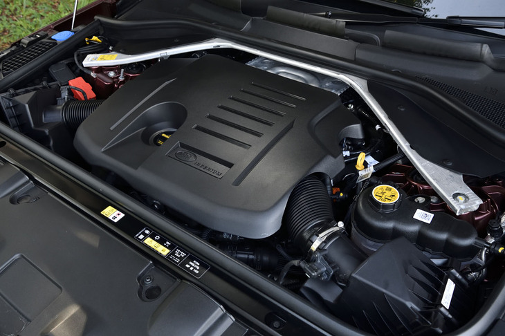 最高出力400PS、最大トルク550N・mを発生する3リッター直6ガソリンターボの変速機内に、モーターを配したプラグインハイブリッドシステムを採用。システムトータルでの出力は510PS、同トルクは700N・mを誇る。