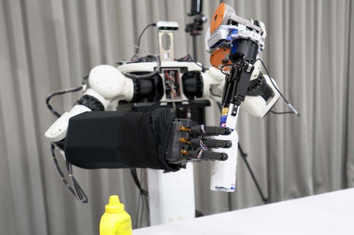 今回公開された、開発中の「アバターロボット」。特徴となる「多指ハンド」は細かいものをつまめるだけでなく、強い力で容器のふたを開けることもできる。