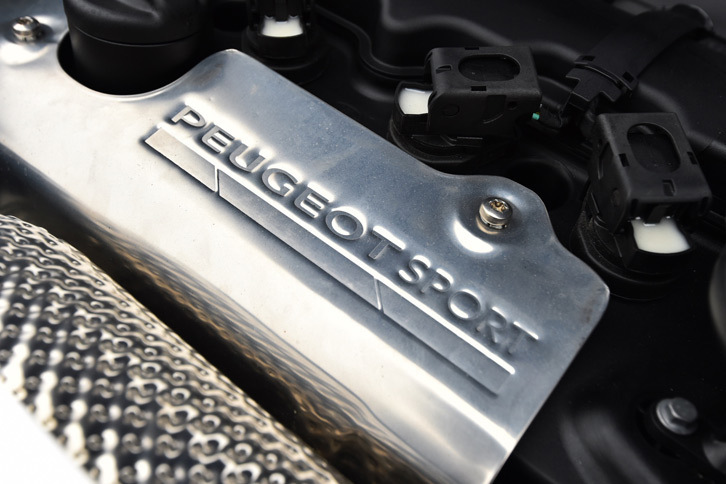 エンジンルームのアルミカバーに施された「PEUGEOT SPORT」のロゴ。