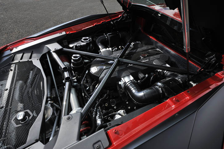 「ランボルギーニ・アヴェンタドールLP750-4 スーパーヴェローチェ」のエンジンルーム。その名の通り、750psの6.5リッターV12エンジンを搭載し、4輪を駆動する。（写真＝高橋信宏）