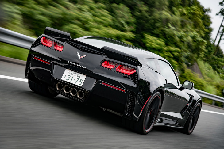 現行の「グランスポーツ」は「Z06」ゆずりのワイドボディーに自然吸気のV8エンジンを搭載。運動性能を重視したシャシーファスターなモデルである。